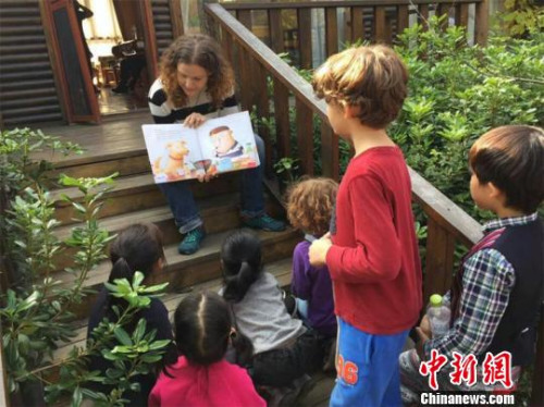 Terrisa和孩子們在一起。唐娟 攝