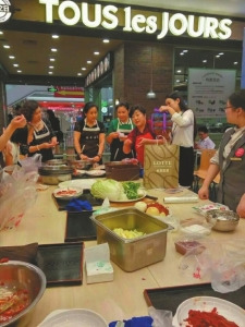 教成都市民做韓國泡菜(受訪者供圖)