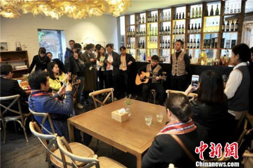 圖為海內(nèi)外民宿專家浙江桐廬行?！±畛宽?攝