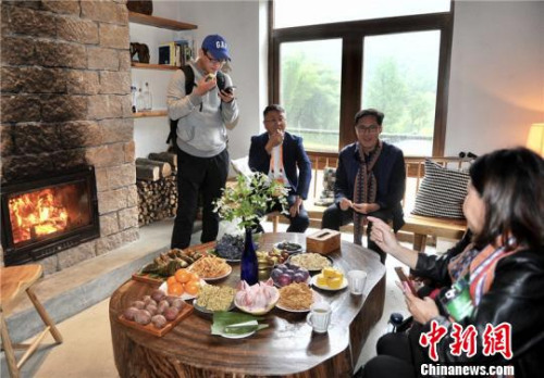 圖為海內(nèi)外民宿專家浙江桐廬行?！±畛宽?攝