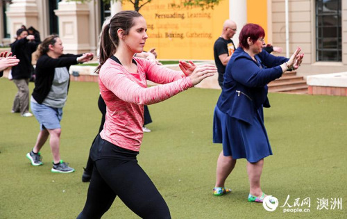 新西蘭學員們習練太極拳之十字手招式。