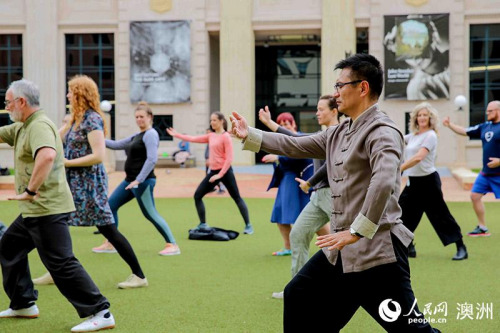 新西蘭學員們跟隨張健勇學習八式太極拳之攬雀尾招式。