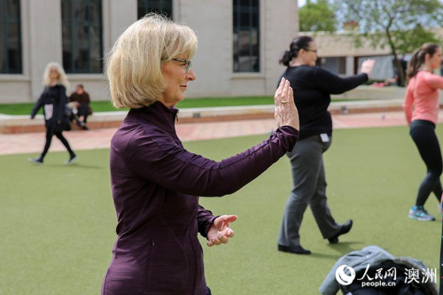 新西蘭學員們領會太極拳云手動作要點。