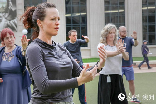 新西蘭學員們練習太極拳基本招式。