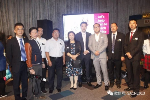 應(yīng)邀出席慈善晚會(huì)的華人代表。（南非《華僑新聞報(bào)》）