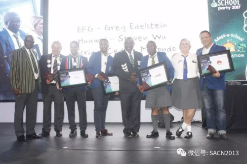 南非副總統(tǒng)拉馬福薩為作出貢獻(xiàn)的企業(yè)家頒發(fā)感謝狀。（南非《華僑新聞報(bào)》）