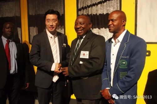 出席慈善晚會(huì)的華人代表分別受到南非副總統(tǒng)拉馬福薩的接見(jiàn)并合影。（南非《華僑新聞報(bào)》）