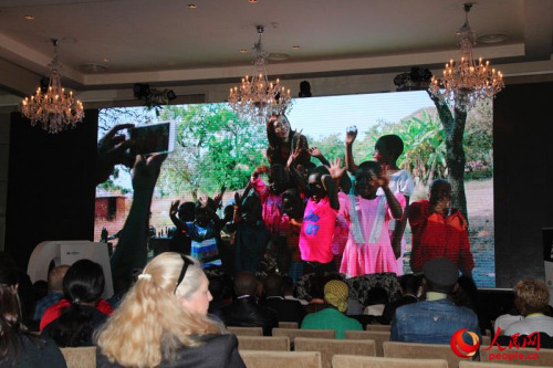 電影節(jié)現(xiàn)場播放《非洲遇見你》先導(dǎo)片。