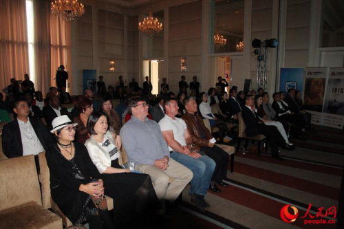 現(xiàn)場嘉賓觀看影片。王磊 攝