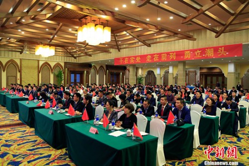 10月18日，中國共產(chǎn)黨第十九次全國代表大會在北京人民大會堂開幕，來自全球65個國家和地區(qū)的280余位浙籍僑界青年代表在浙江省僑聯(lián)的組織下齊聚杭州，觀看十九大開幕會盛況。 <a target='_blank' >中新社</a>記者 王遠 攝