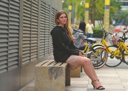 成都街頭，來自英國的葛燕希已和成都融為一體。攝影楊濤