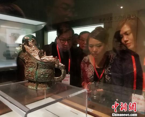 海外華校校董在山西博物院參觀?！罱苡?攝