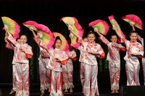 學生和中文助教還表演了精彩的節(jié)目奧克蘭孔子學院 學生和中文助教還表演了精彩的節(jié)目奧克蘭孔子學院