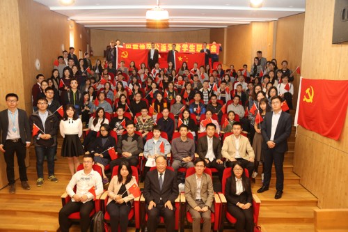 當(dāng)?shù)貢r(shí)間10月18日，中國(guó)駐法使館教育處組織公派留學(xué)生觀看十九大開(kāi)幕會(huì)。（《歐洲時(shí)報(bào)》/記者黃冠杰 攝）