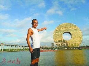 賴文冰每到一地都會拍照留念。