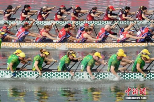 10月19日，國際龍舟聯(lián)合會(huì)第十三屆世界龍舟錦標(biāo)賽在昆明滇池水域激戰(zhàn)正酣，來自24個(gè)國家和地區(qū)代表隊(duì)的2500余名龍舟高手進(jìn)行激烈角逐。 <a target='_blank' >中新社</a>記者 李進(jìn)紅 攝