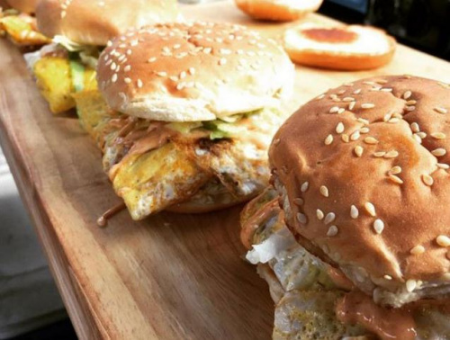 美味的馬來式漢堡。（馬來西亞《中國報》）