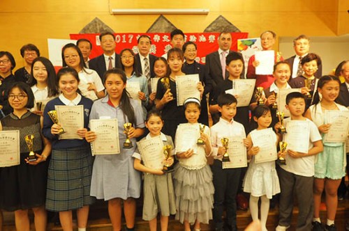 獲獎(jiǎng)?wù)吆嫌?。王一?攝