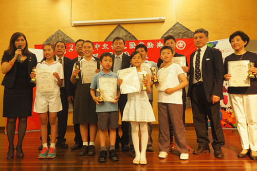 作文比賽部分獲獎(jiǎng)學(xué)生上臺(tái)領(lǐng)獎(jiǎng)。王一楠 攝
