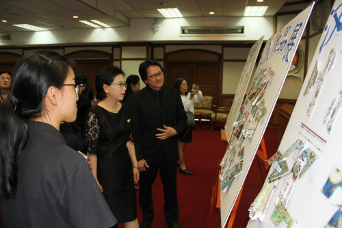 曼松德大學(xué)副校長威龍觀看學(xué)員作品展。