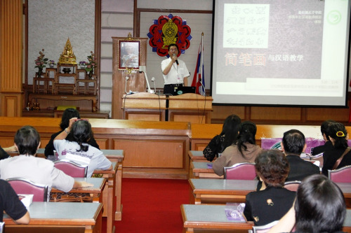 王瑋教授和本土教師分享“簡筆畫與漢語教學(xué)”。