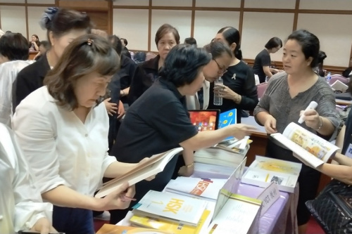 參訓(xùn)學(xué)員被書展吸引。