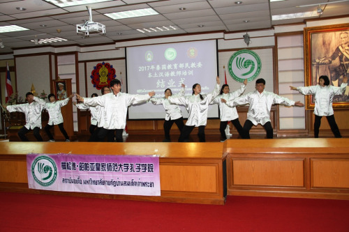 學(xué)員展示“八段錦”培訓(xùn)成果。