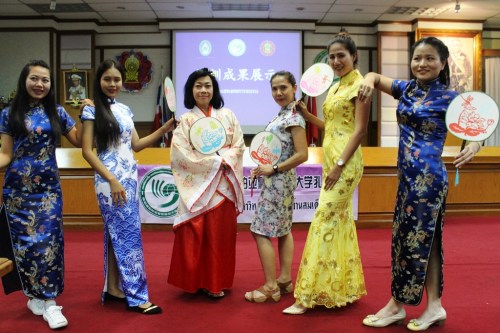 學(xué)員手持自己制作的“剪紙團扇”旗袍秀。