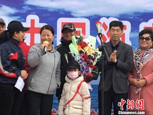 22日10時(shí)，航海探險(xiǎn)者楊建新駕駛“唐山號(hào)”龍骨帆船從渤海灣的唐山港祥云灣碼頭啟航，開始了預(yù)計(jì)為期45天的環(huán)中國(guó)海航行?！“自扑?攝