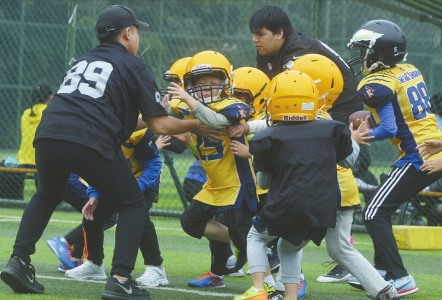 小隊員們激烈地沖撞。