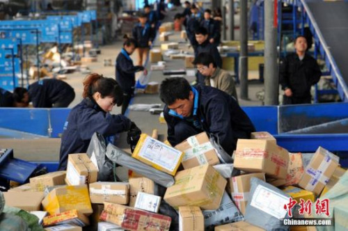 資料圖：“雙十一”全民網(wǎng)購(gòu)狂歡節(jié)后，山西太原的快遞人員正在分揀大量包裹。 <a target='_blank' >中新社</a>記者 韋亮 攝