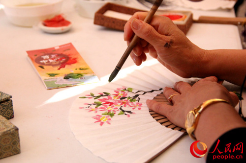 畫扇面展示。