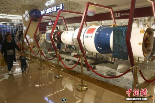 資料圖：市民被展出的天宮一號模型吸引。<a target='_blank' >中新社</a>記者 泱波 攝