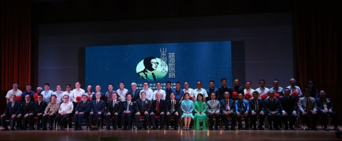 “馬來西亞陳嘉庚基金晚宴”暨“第四屆陳嘉庚精神獎頒獎典禮”，有多達(dá)60幾個華團(tuán)參與，場面浩大，眾嘉賓現(xiàn)場來張大合照。（馬來西亞《星洲日報》）