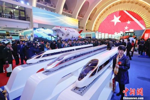 資料圖：10月19日晚，參加中國(guó)共產(chǎn)黨第十九次全國(guó)代表大會(huì)的代表在北京展覽館參觀“砥礪奮進(jìn)的五年”大型成就展。 <a target='_blank' >中新社</a>記者 杜洋 攝