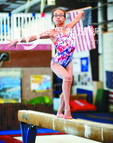 吳穎思練習平衡木動作。 (美國《世界日報》／許振輝 攝)