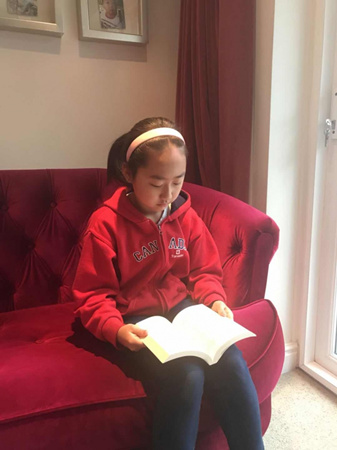 每個(gè)周末，豆豆都會(huì)早早起床，坐在沙發(fā)上安安靜靜地看書。（英國(guó)《華聞周刊》）