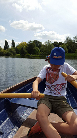 小劉最喜歡水上運(yùn)動(dòng)。（英國(guó)《華聞周刊》）