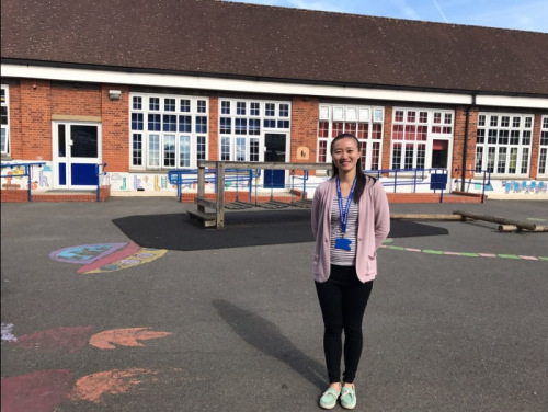 小林老師在教室外。（英國(guó)《華聞周刊》）