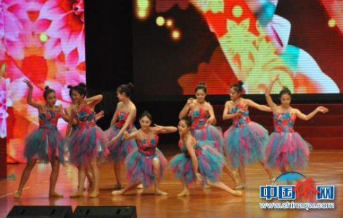 圖為防城港本地藝術(shù)團(tuán)體表演《中國紅》 林浩 攝 圖為防城港本地藝術(shù)團(tuán)體表演《中國紅》 林浩 攝