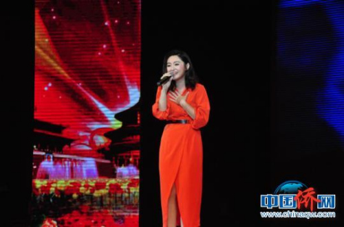 圖為空政歌舞團(tuán)袁東方演唱歌曲《國家》 林浩 攝 圖為空政歌舞團(tuán)袁東方演唱歌曲《國家》 林浩 攝