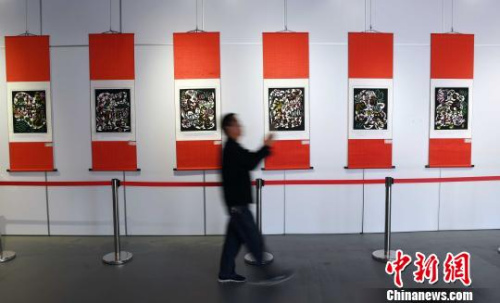 該展共展出剪紙藝術(shù)作品120余幅，每幅作品都充滿了趣味性、故事性、哲理性，讓人意猶未盡。　記者劉可耕 攝