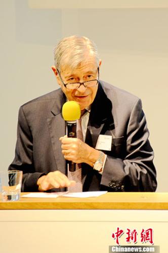 近日，歐洲多國(guó)政、商、學(xué)等各界人士接受<a target='_blank' >中新社</a>記者采訪時(shí)紛紛表示，中共十九大將為中國(guó)發(fā)展和歐中合作帶來一系列新機(jī)遇，值得期待。 圖為中歐國(guó)際工商學(xué)院院長(zhǎng)、西班牙納瓦拉大學(xué)教授佩德羅·雷諾日前在蘇黎世向記者贊賞“一帶一路”倡議的開創(chuàng)性和建設(shè)性，認(rèn)為這將有力促進(jìn)中歐之間的各項(xiàng)合作。 <a target='_blank' >中新社</a>記者 彭大偉 攝