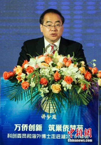 10月24日，以“萬(wàn)僑創(chuàng)新，筑巢僑夢(mèng)苑”為主題的科創(chuàng)委員和海外博士走進(jìn)湖北僑夢(mèng)苑活動(dòng)在武漢開幕，來自17個(gè)國(guó)家的科創(chuàng)委員、海外博士和國(guó)內(nèi)代表約120余人參會(huì)。本次活動(dòng)內(nèi)容包括湖北“僑夢(mèng)苑”推介會(huì)、海外青年博士論壇、項(xiàng)目路演、華創(chuàng)學(xué)院研修、實(shí)地考察及“湖北僑夢(mèng)苑襄陽(yáng)園區(qū)”成立等。圖為中國(guó)國(guó)務(wù)院僑務(wù)辦公室副主任郭軍在開幕式上致辭。<a target='_blank' >中新社</a>記者 張暢 攝