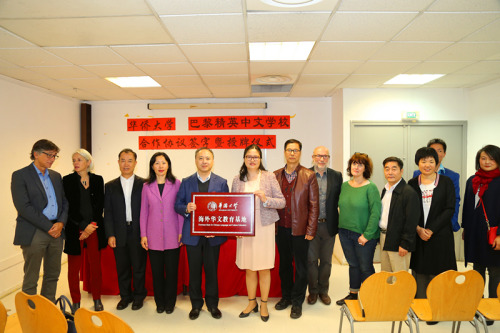 曾路向宣琛授牌。（法國《歐洲時報》/黃冠杰 攝）