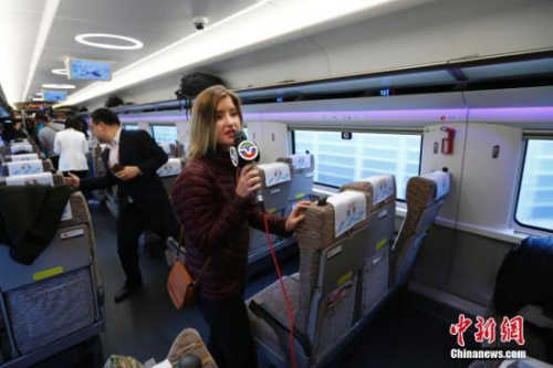 資料圖：10月17日，美國中文電視臺記者在京津城際高鐵上采訪，了解京津冀一體化建設(shè)在交通、商業(yè)等方面協(xié)同發(fā)展情況，以及中國高鐵發(fā)展情況。 <a target='_blank' >中新社</a>記者 富田 攝