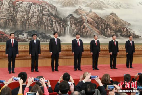 10月25日，在中共十九屆一中全會上當選的中共中央總書記習近平和中央政治局常委李克強、栗戰(zhàn)書、汪洋、王滬寧、趙樂際、韓正在北京人民大會堂同中外記者見面。<a target='_blank' >中新社</a>記者 盛佳鵬 攝