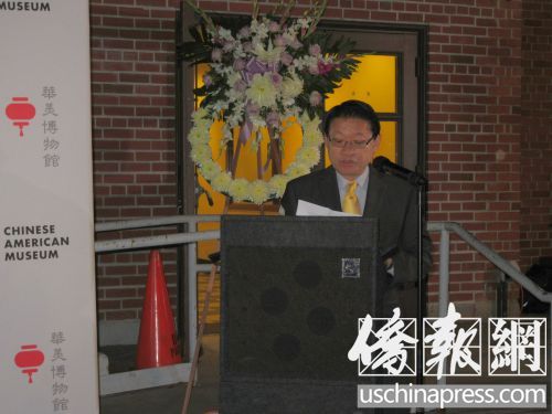 華美博物館人員、華人社區(qū)組織和僑界人士來到華美博物館前的“華埠大屠殺”紀(jì)念牌前獻(xiàn)花和三鞠躬，紀(jì)念牌提醒人們銘記這場(chǎng)悲劇。(圖片來源：僑報(bào)記者翁羽攝)