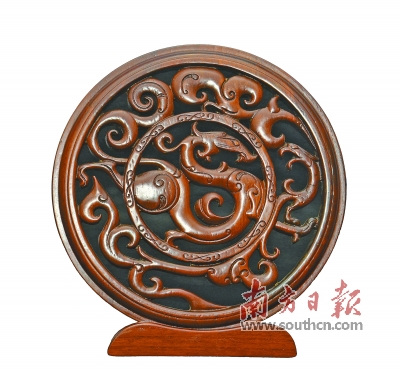 透雕龍鳳紋木雕。