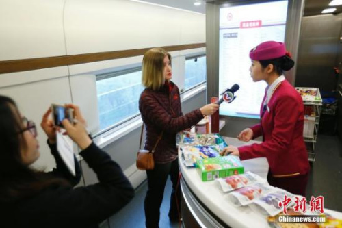 10月17日，美國中文電視臺記者在京津城際高鐵上采訪，了解京津冀一體化建設(shè)在交通、商業(yè)等方面協(xié)同發(fā)展情況，以及中國高鐵發(fā)展情況。